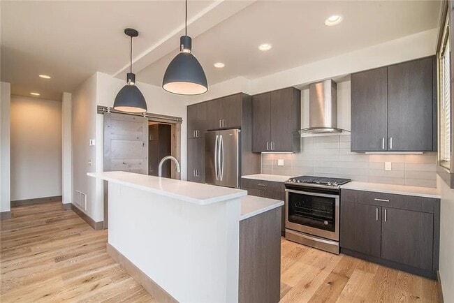 Building Photo - Beautiful 3 bedroom Townhome