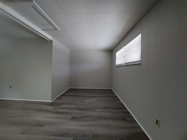 Building Photo - 115 1/2 Lenox St