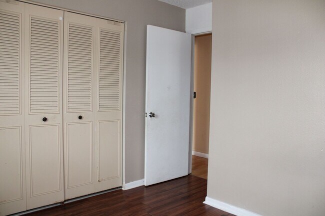 Building Photo - A charming 2-bedroom, 2-bathroom home located in the vibrant community of Spring Hill