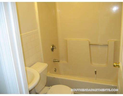 Building Photo - 92 Hammond St