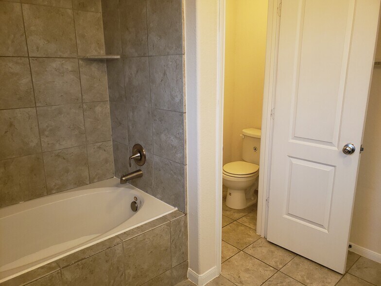Master Bathroom - 14903 Orchid Meadow Dr
