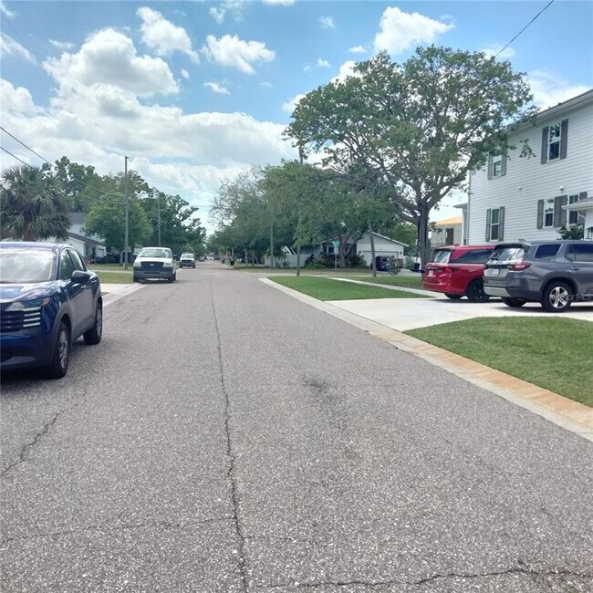 Building Photo - 351 Davenport Ave NE