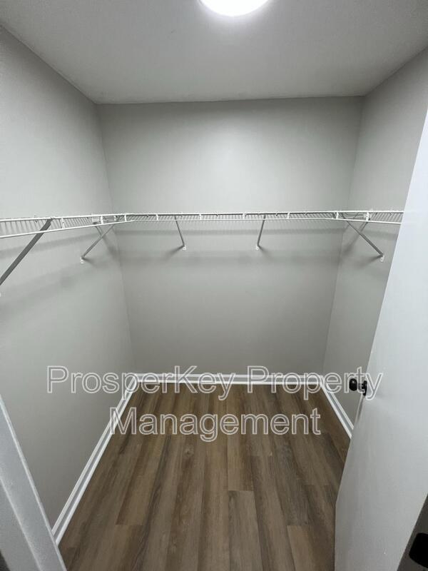 Building Photo - 5766 Spanish Oak Dr