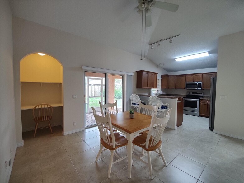 Building Photo - 5795 SE Mitzi Ln