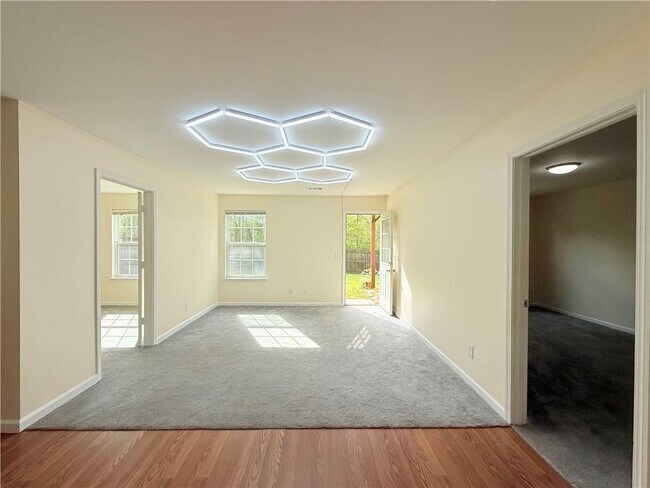 Building Photo - 893 Hawthorn Ln