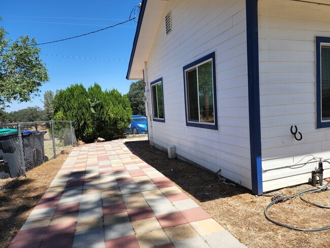 Building Photo - 16902 Hickman Ln