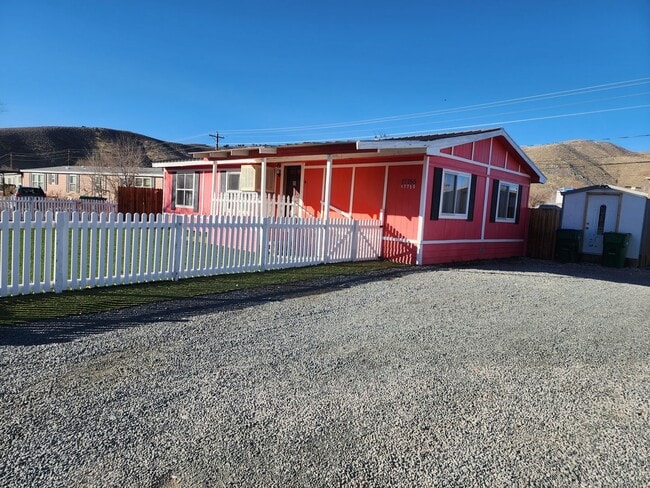 Building Photo - Beautiful 3 Bedroom with additonal 4th bedroom! Larg fenced front & backyard!!