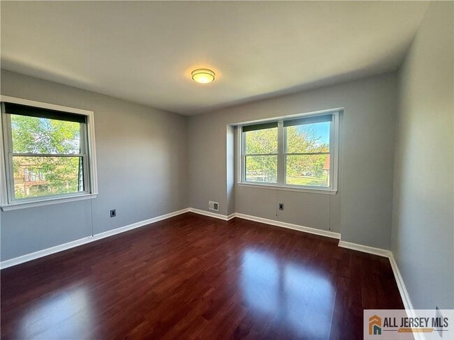Building Photo - 2905 N Oaks Blvd