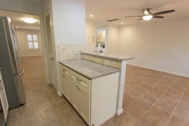 Building Photo - 6511 Kenyon Ln