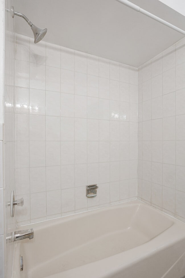 Building Photo - 1019 S Oakley Blvd