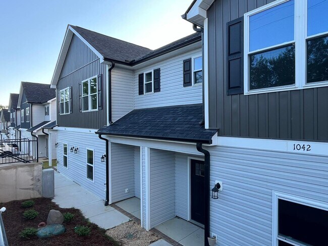Building Photo - 1042 McLain Rd