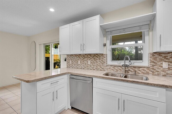 Building Photo - 4540 SW 26th Terrace