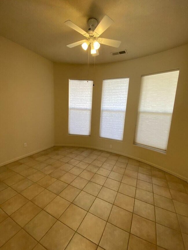 Building Photo - Beautiful 4 bedroom 3.75 bath in gated com...