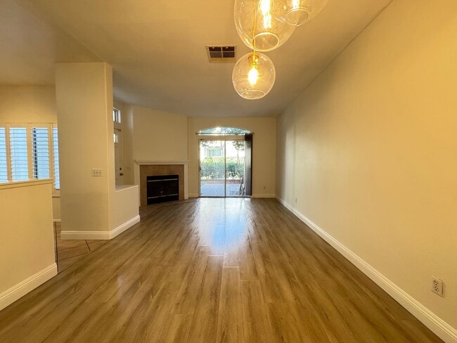 Building Photo - Beautiful 2Bd/2.5Ba Townhome in Rancho Santa Margarita w/2 Car Garage!