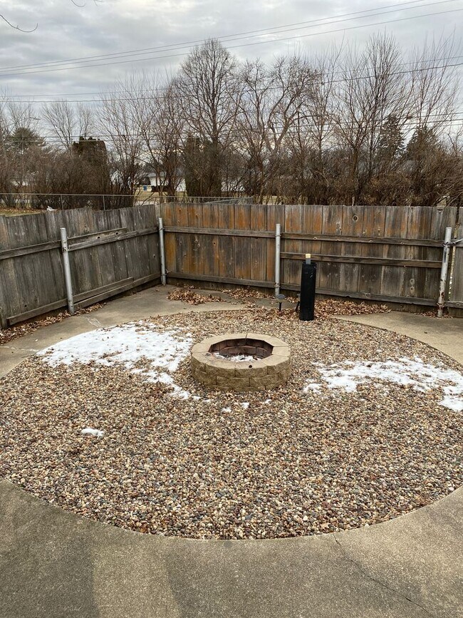 Building Photo - 3 Bedroom, 1 Bath Single Family Home locat...