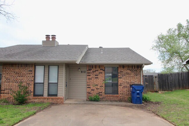 Primary Photo - 908-910 Aspen