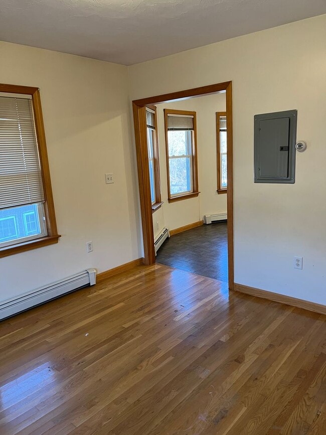 Building Photo - Sunny, Recently Refinished, One Bedroom Ap...