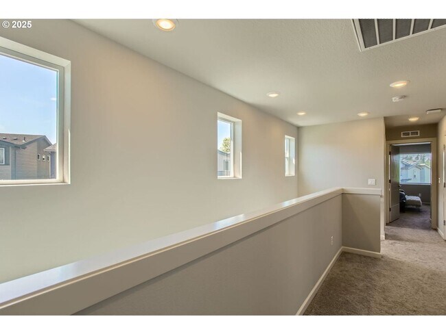 Building Photo - Modern Comfort in Happy Valley – 3BD/2.5BA...