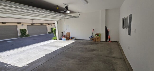 Building Photo - 26149 Park Ave