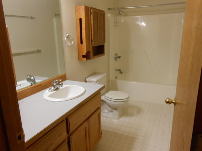 Building Photo - VIDEOTOUR: 2-Bedroom with Garage, close to...