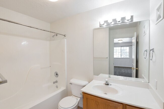 Building Photo - 3 Bedroom Top Floor Orem Condo w Awesome Amenities!