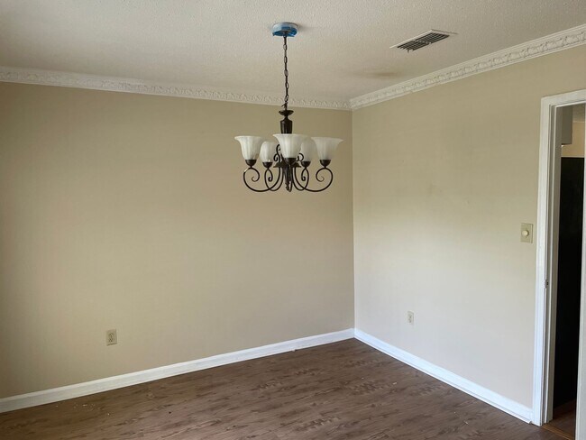 Building Photo - Nice 3/2 with bonus rm in Carriage Hills