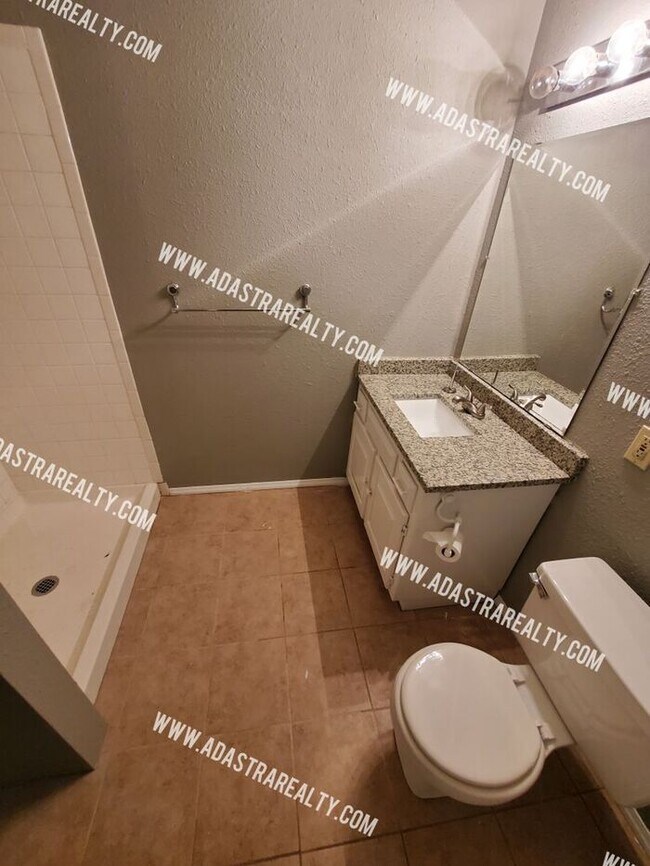 Building Photo - Gorgeous Shawnee Mission NW Home-Coming SO...