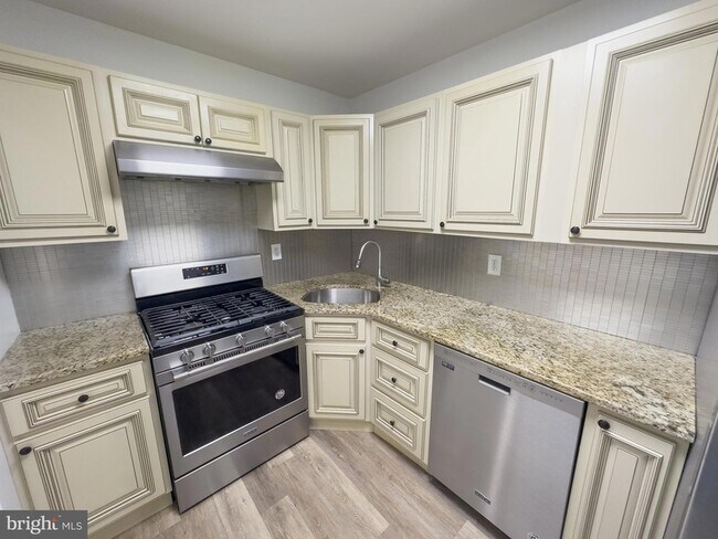 Building Photo - 303 Dove Ct