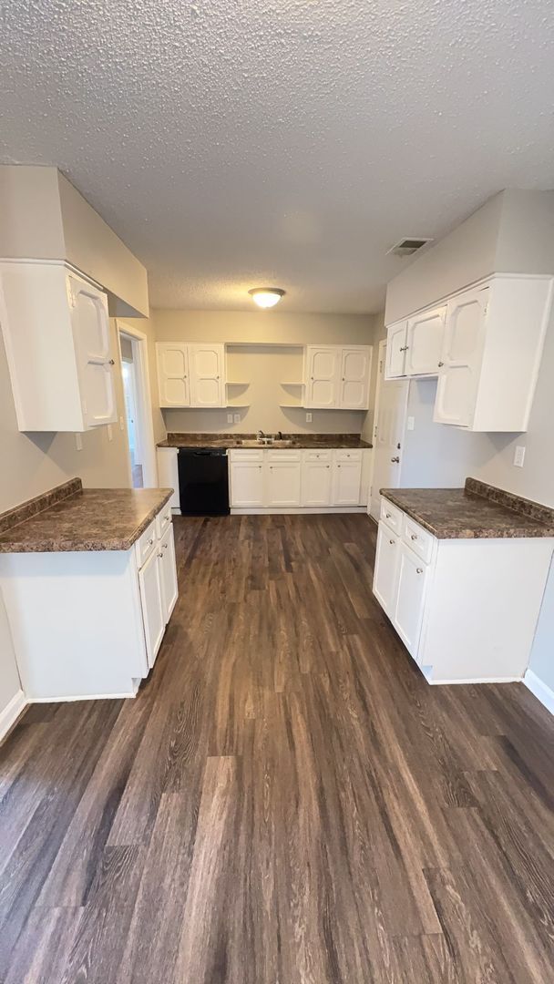 Building Photo - Well Maintained 3 bedroom 1 bath Home - Open To Section 8 - 1st Month's Rent Free