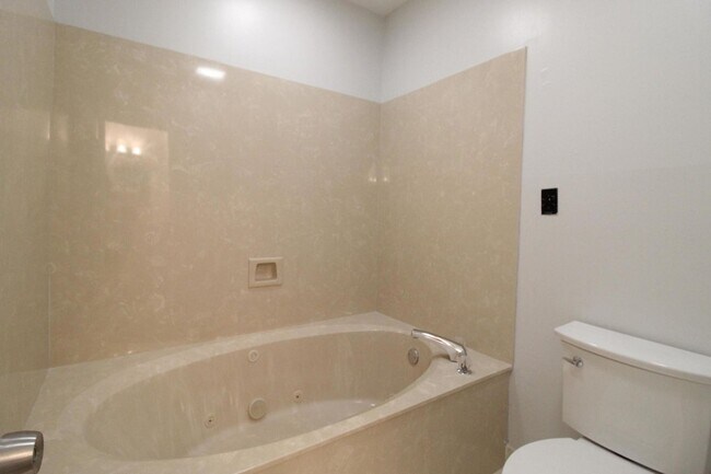 Building Photo - 3 Bedroom Townhouse in Gleneagles Community of Bluewater Bay!