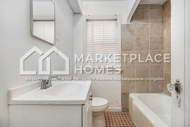 Building Photo - 15073 Strathmoor St