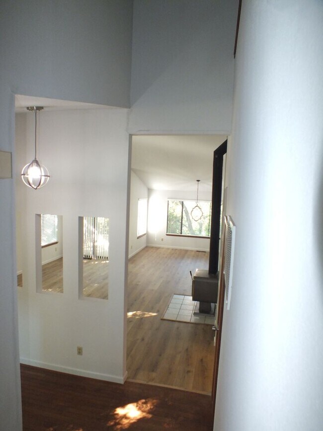 Building Photo - Cameron Park 2/2 1600 sf hidden gem!
