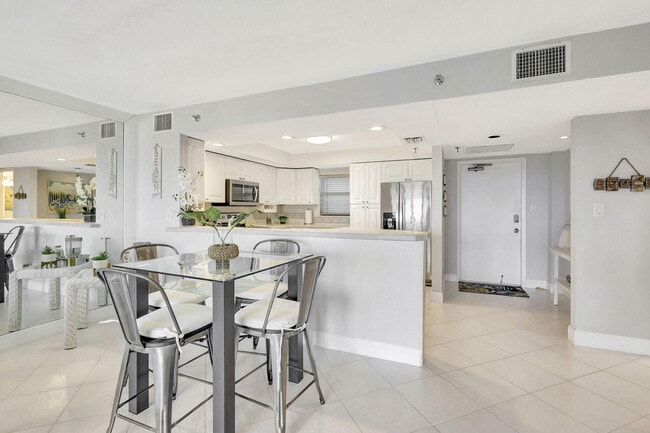 Building Photo - 801 S Ocean Dr