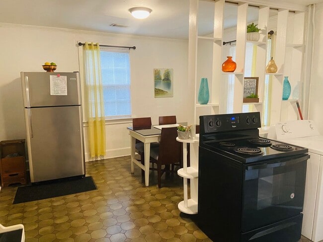 Building Photo - 2 Bedroom/1 Bath  - $1,060/Mo