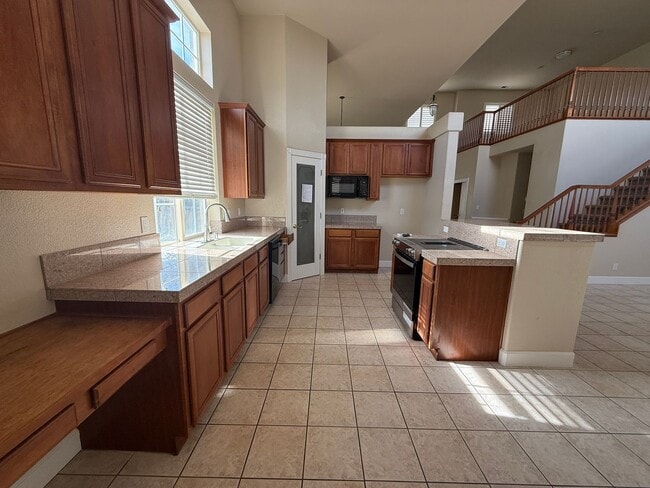 Building Photo - Beautiful 3 bed, 3 full bath two story home including a 3 car garage with 2800 sq ft of living space