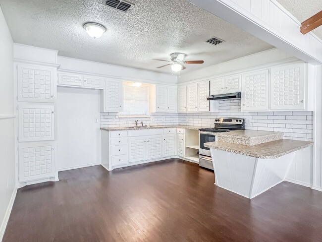 Building Photo - Charming 3 Bedroom 2 bathroom house!!
