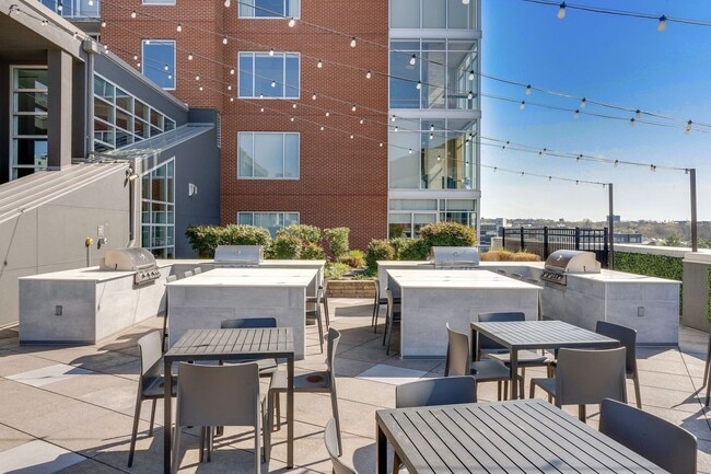 Building Photo - Awesome 1BE/1BA Condo in the Gulch w/2-res...