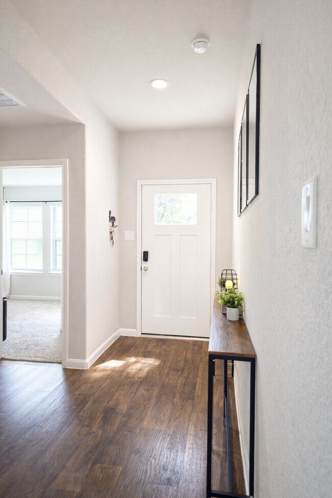 Building Photo - 519 Kickapoo Dr