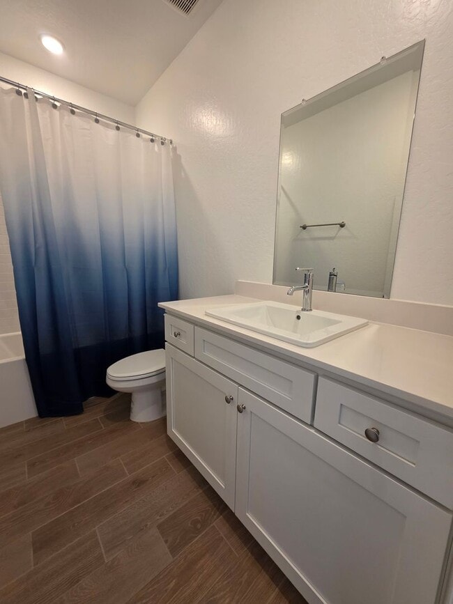 Building Photo - 3 bedroom 2 bathroom home with Solar and y...