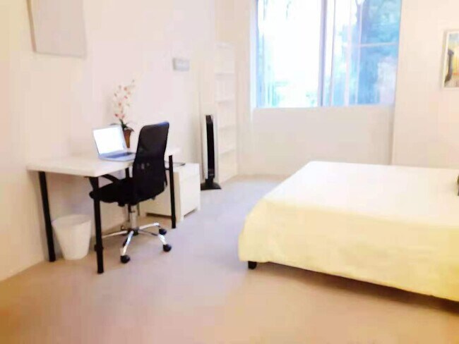 Primary Photo - 1561 S Barrington Ave