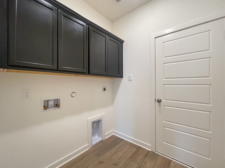 Building Photo - 6912 Llano Dr