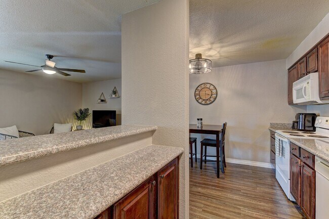 Building Photo - Beautiful condo at a great price!