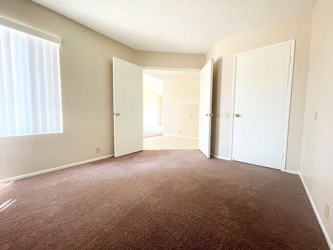 Building Photo - 1008 Bridle Path Way