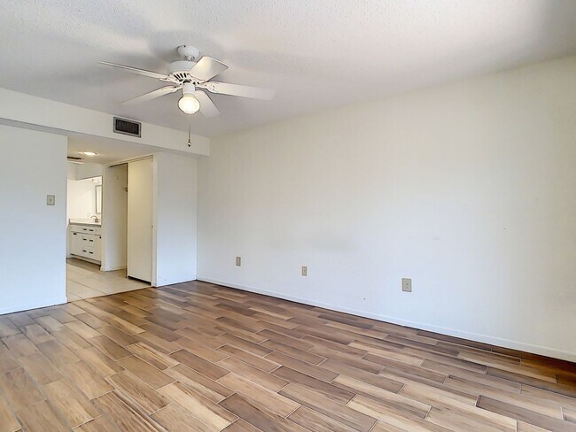 Building Photo - RARE 3 BEDROOM/ 2 BATH IN THE HIGHLY DESIR...