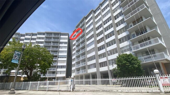 Building Photo - 2025 NE 164th St