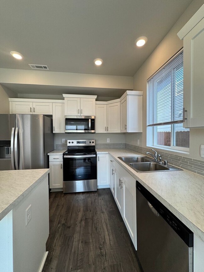 Building Photo - HUGE NEW PET FRIENDLY