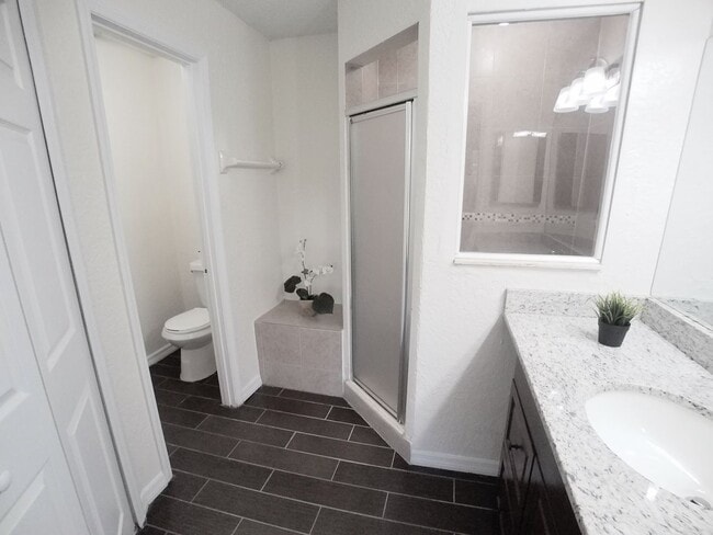 Building Photo - Beautiful Remodeled Winter Park 2/2 Condo for Rent in Front of Full Sail.