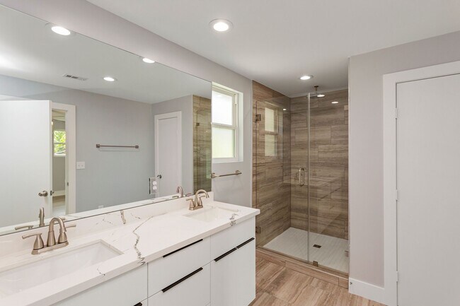 Building Photo - 2005 Portsmouth St