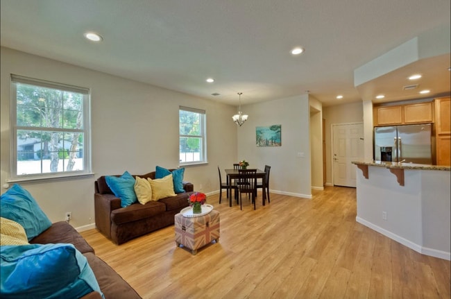 Building Photo - Newer 3bedrooms townhouse with 2 Cars Garage and AC in Fremont Niles area for rent