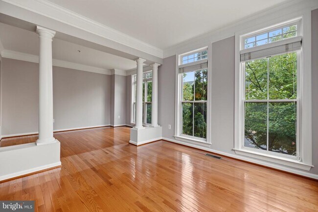 Building Photo - 5256 Bessley Pl